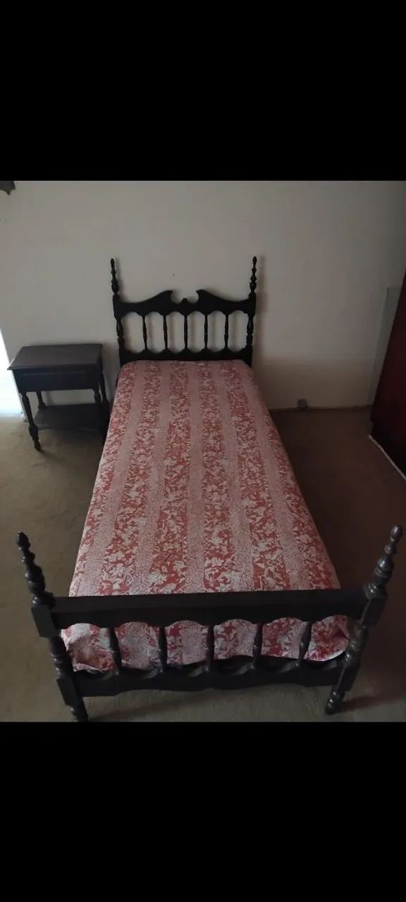 Cama solteiro e prateleira 