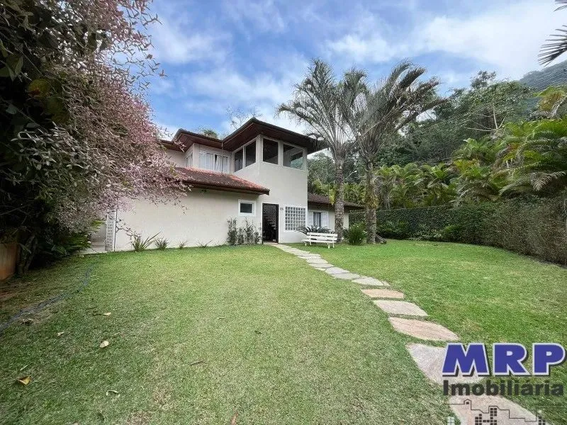 Casa em condomínio em Ubatuba. 5 suítes. com piscina. Praia dura.