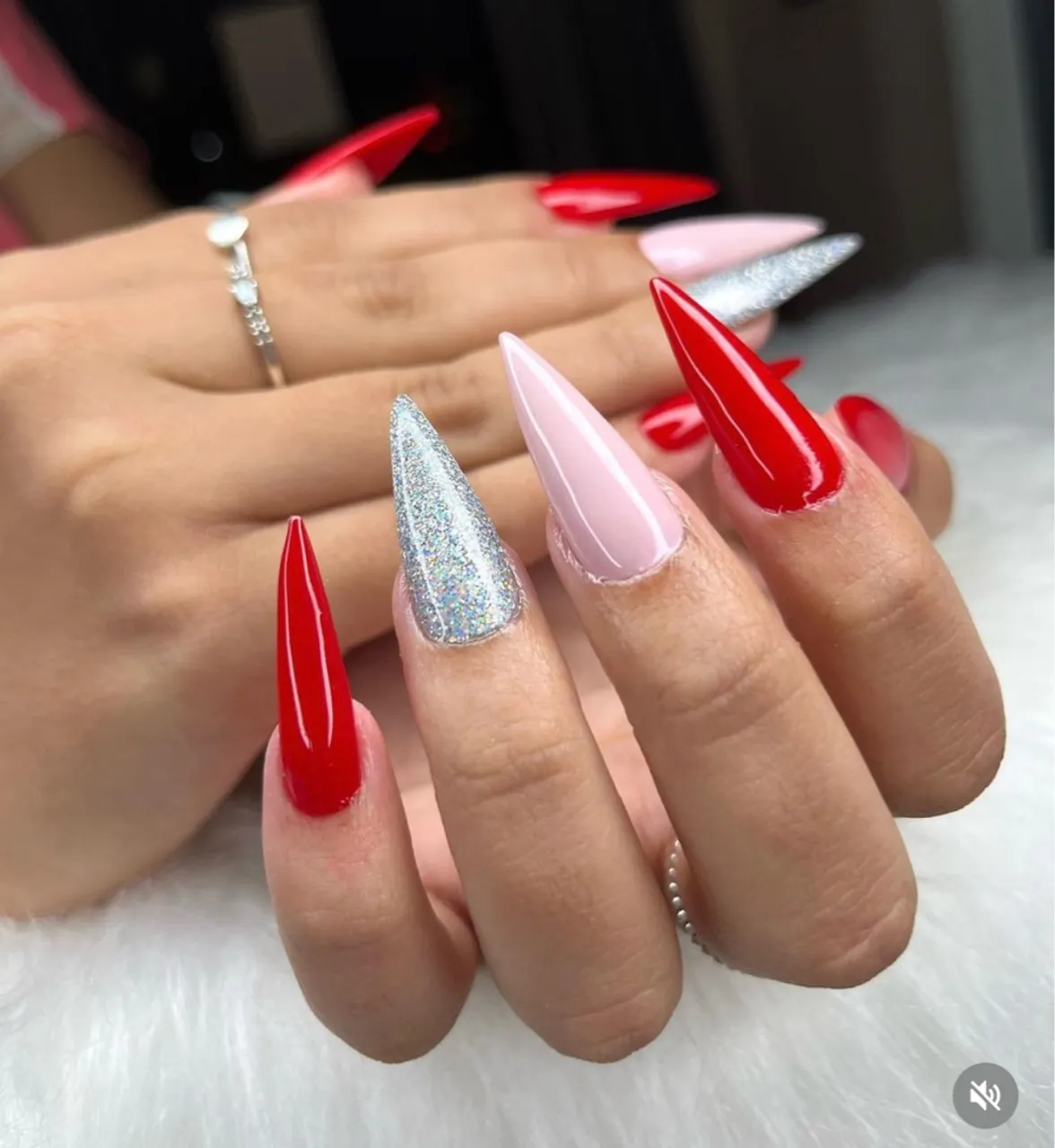 Seleciona-se manicures para 1 e 2 turnos