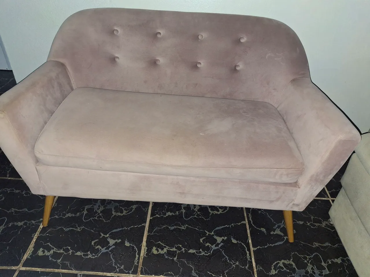 Sofá de 2 lugares em veludo