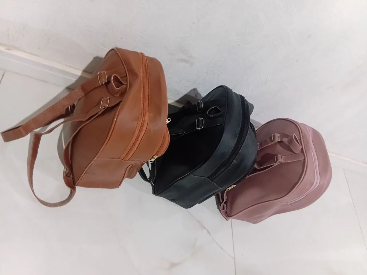 Mochila femenina em couro sintético, uma por R$ 80,00 as duas  por R$ 100,00.  - Foto 5