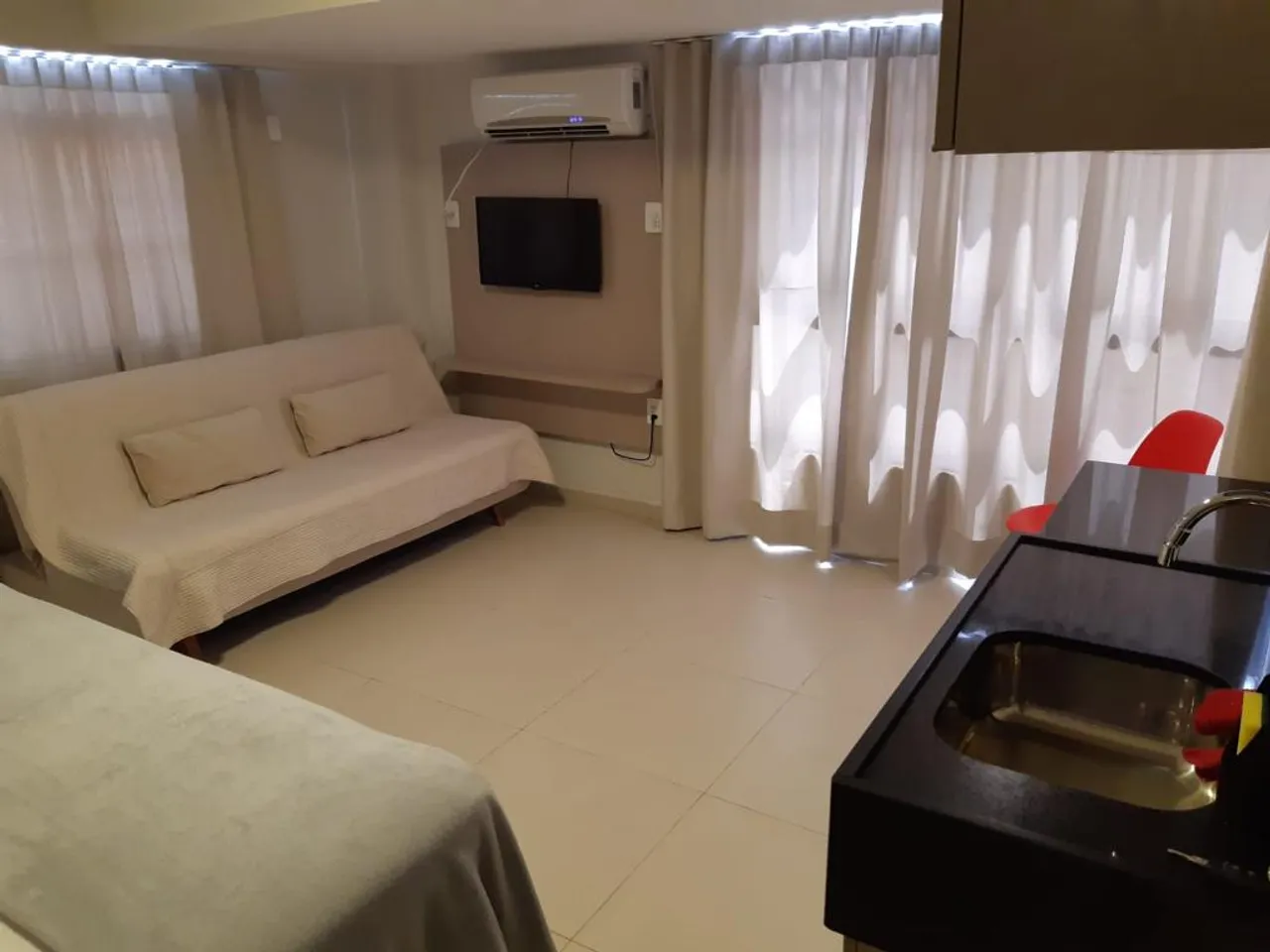 Flat com vista para a Praia de Tambaú com 33m², totalmente mobiliado com porta fechada.