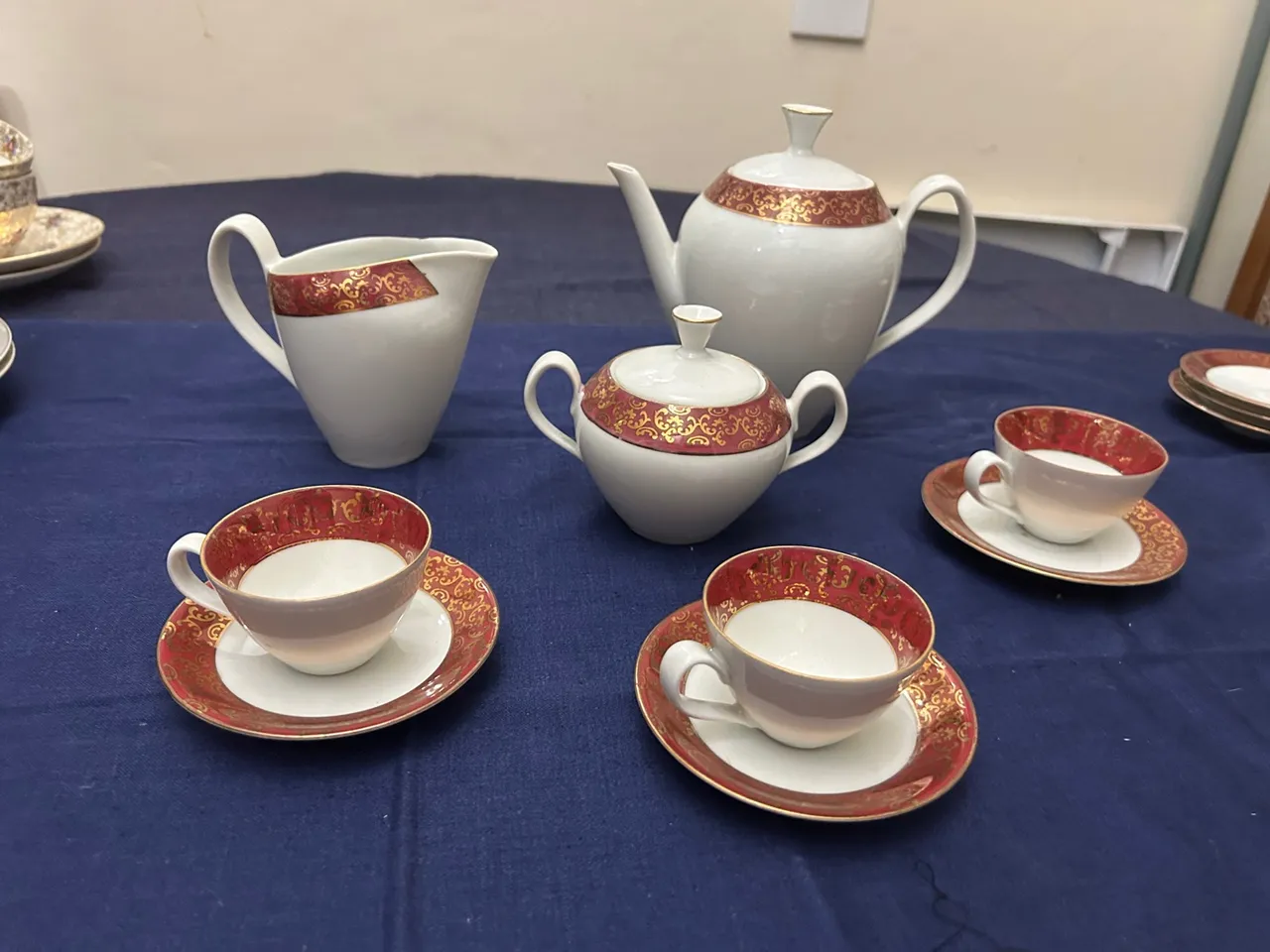 Porcelana Renner jogo de café friso vermelho com detalhes dourados