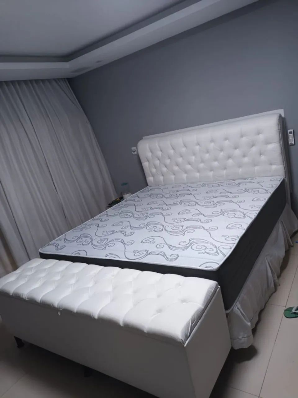 Cama queen size completa com cabeceira colchão molas ensacada baú recamier e base