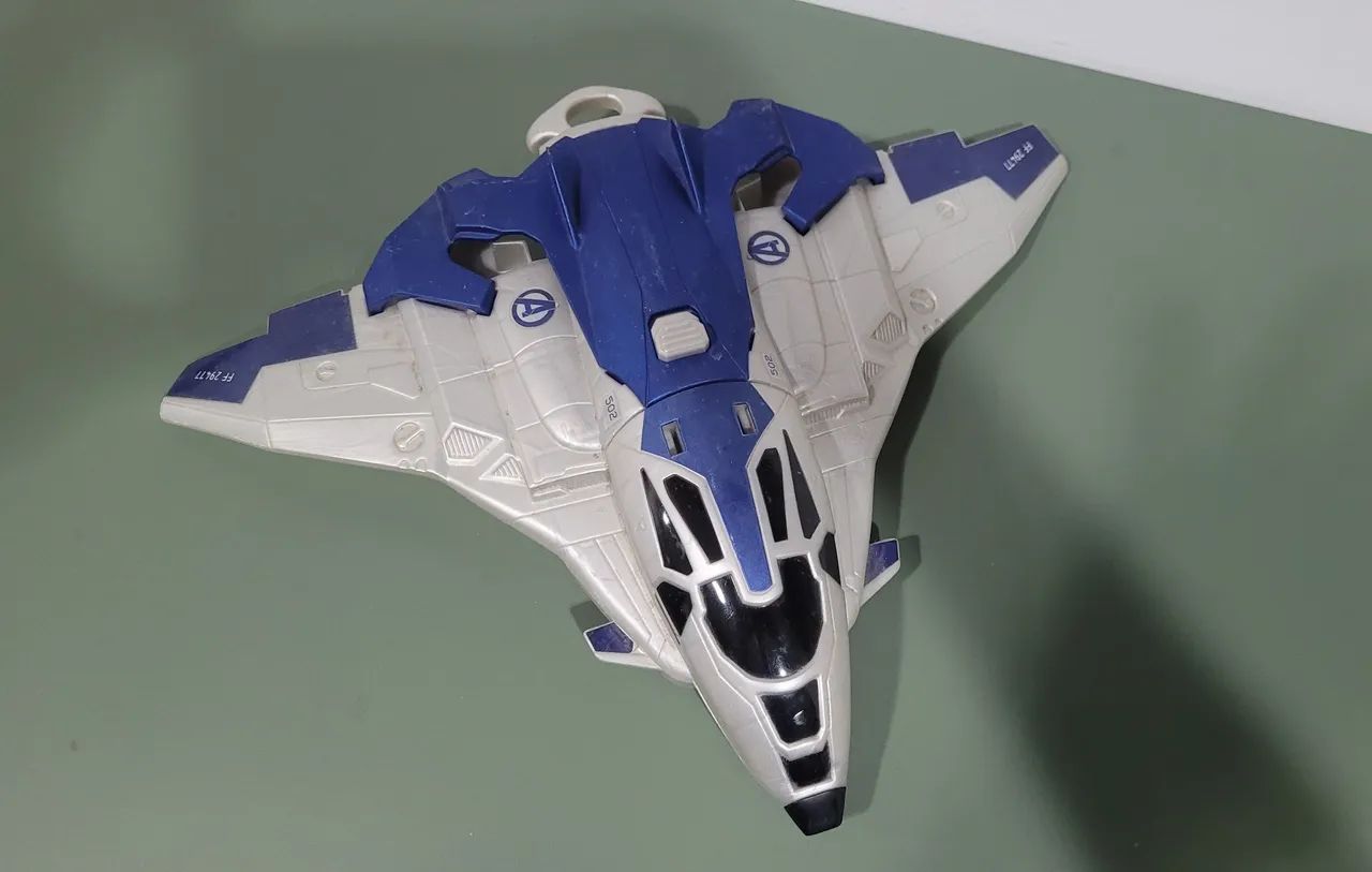Miniatura de Avião Avengers