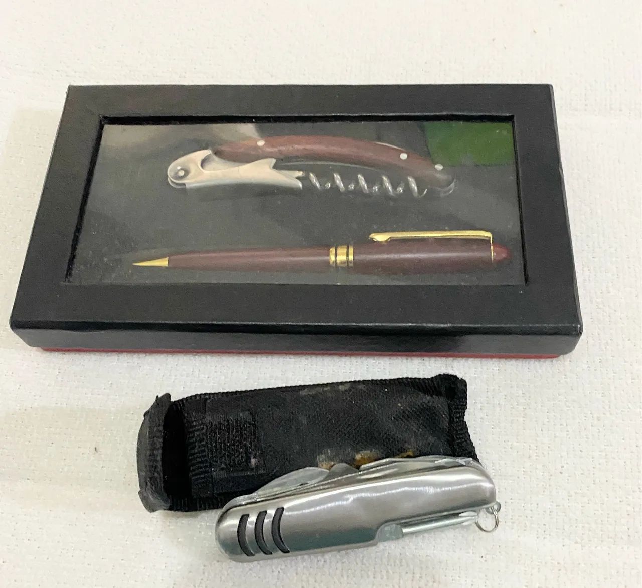 Vende-se 2 Canivetes e uma Caneta social: Um Canivete + Caneta no estojo original 