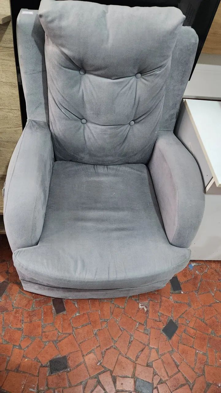 Poltrona confortável em tecido suede - Foto 2
