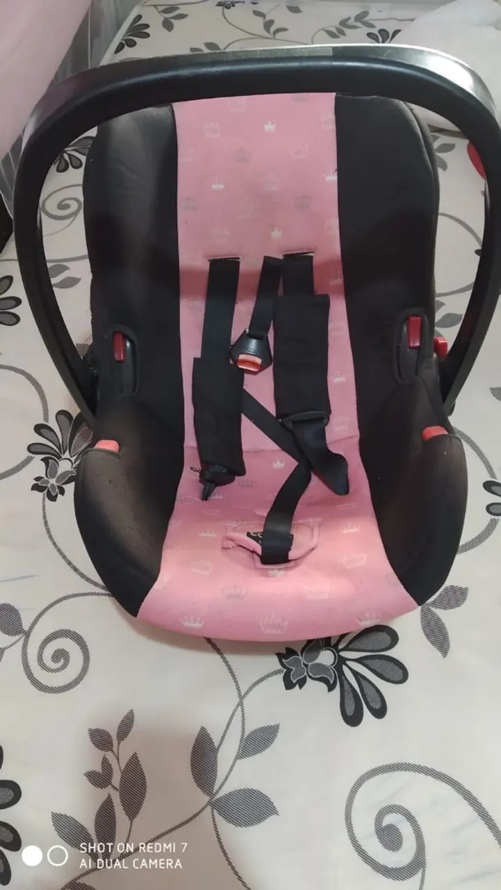 Bebê conforto rosa com detalhes