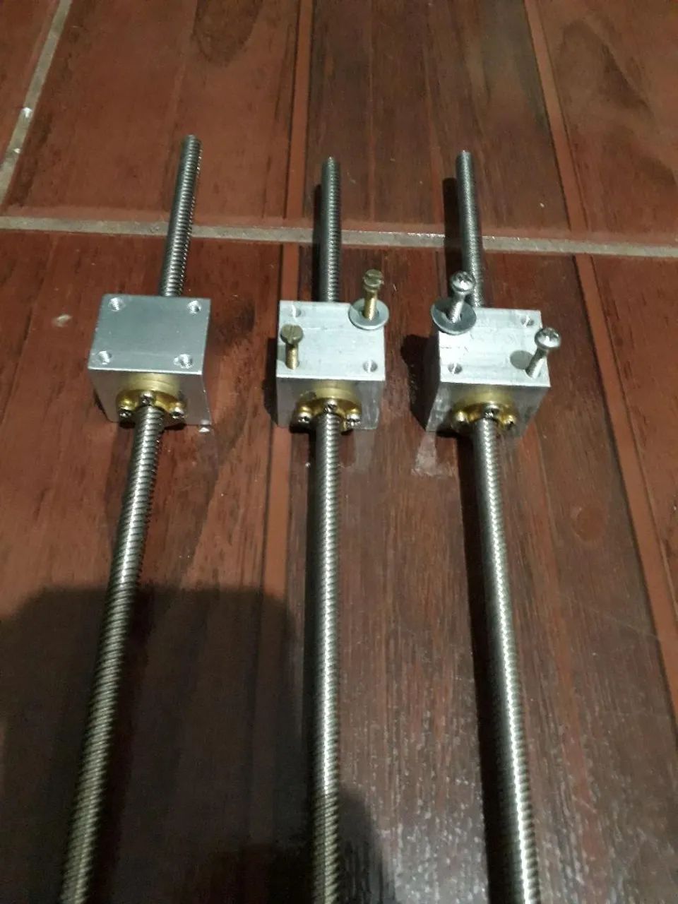 Fusos com suporte e castanha 