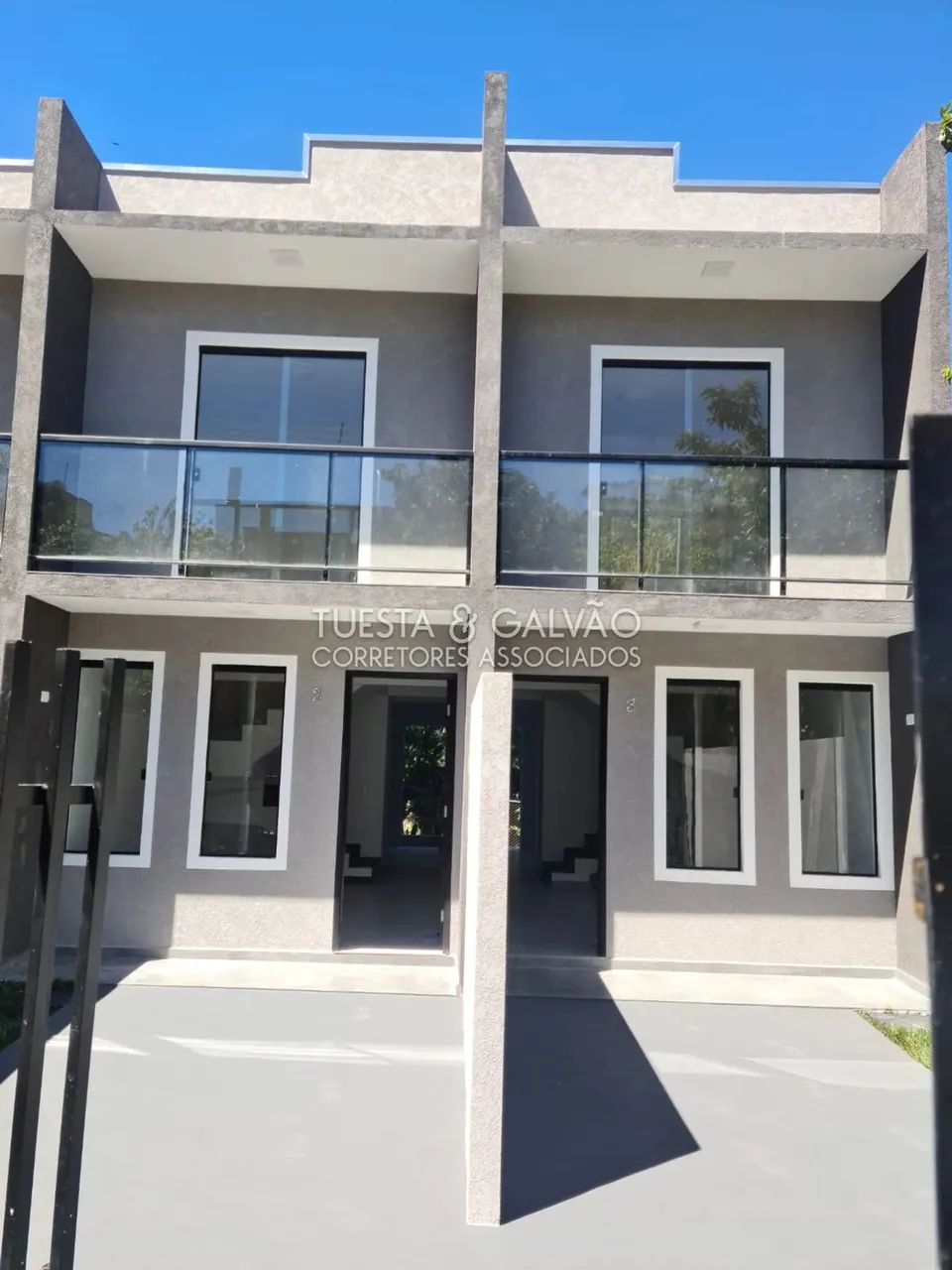 Sobrado geminado, 2 quartos, 1 vaga de garagem. Terreno elevado, proporcionando linda vist