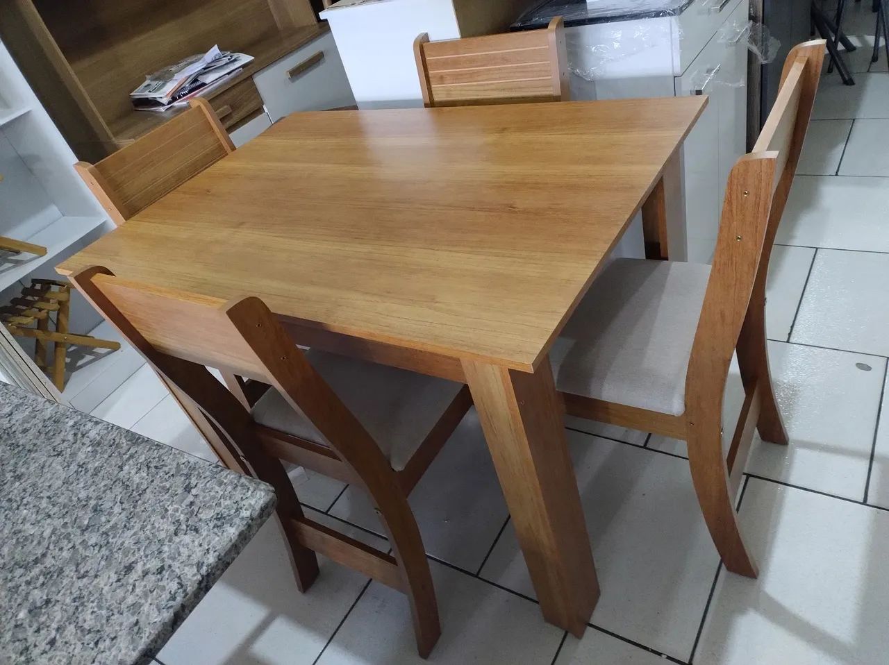Mesa COM 4 CADEIRAS NOVAS 