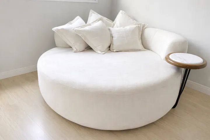 Sofá redondo com almofadas 