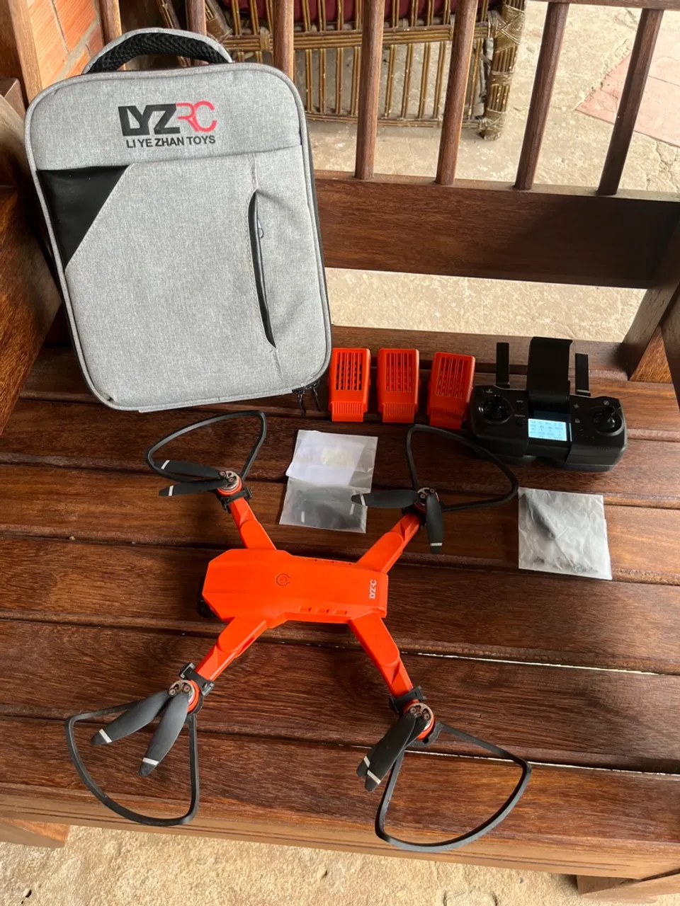 Drone Lyzrc L900 Pro laranja 5GHz dual câmera 4K 3 baterias e mochila