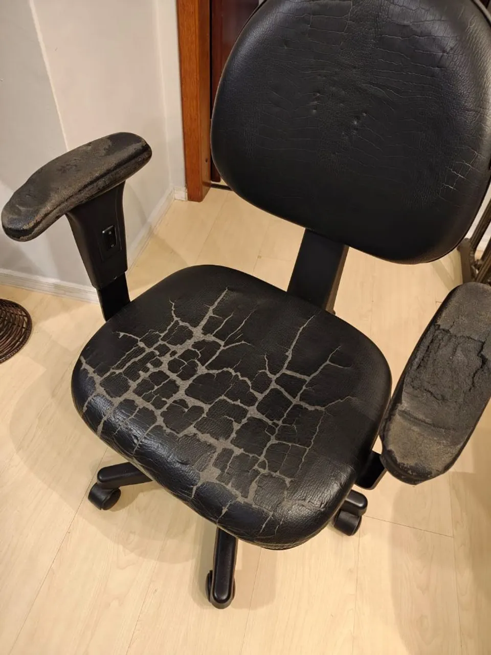 Cadeira de escritório com braços