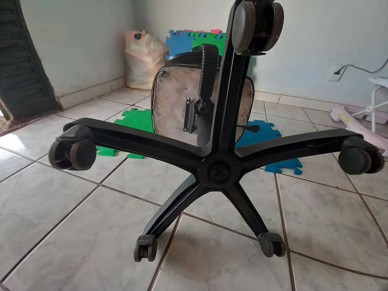 Cadeira de escritório preta - Foto 3