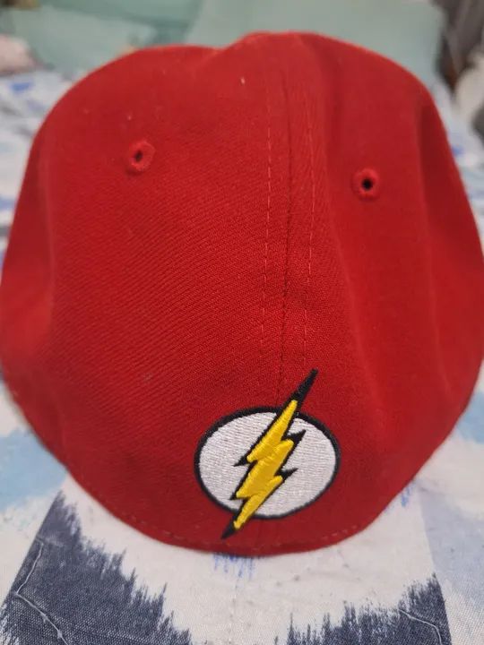 Boné The Flash - Novo  tamanho 71/8 56,8 cm - Foto 2