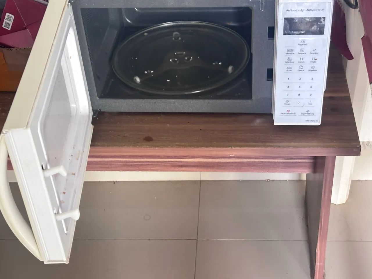 Cama usada e ar condicionado com defeito 64962184939522121