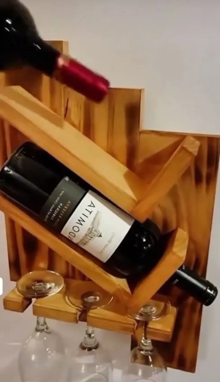 Suporte de madeira para vinhos e taças