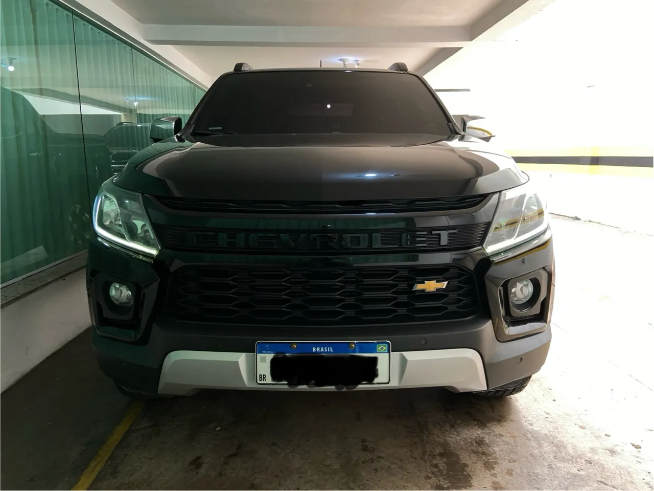 Vendo S-10 High Country 21/22 70.000 km 2.2 D 4x4 Aut. por R$ 195 mil, preta, único dono.