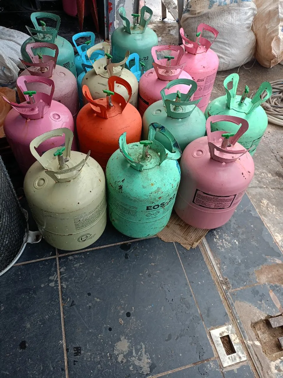 Cilindros de Gás Refrigerante Coloridos