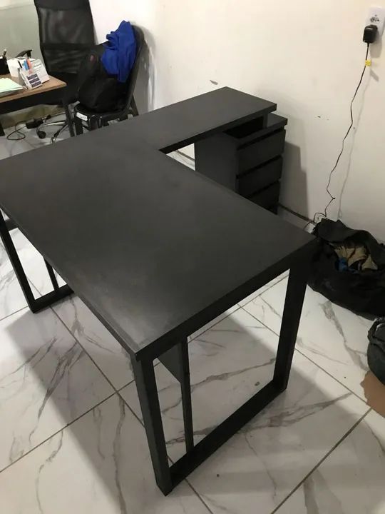 Mesa de Escritório em L com Gaveteiro