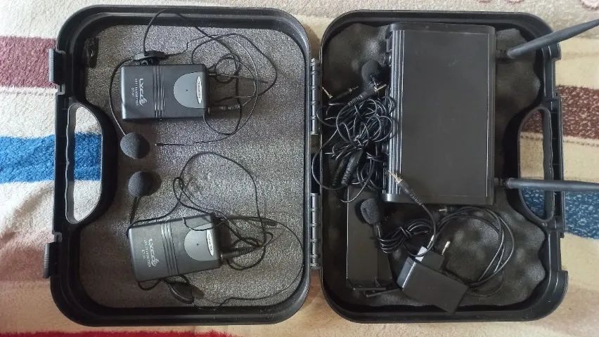 4 microfones sendo Dois lapela, e dois headset