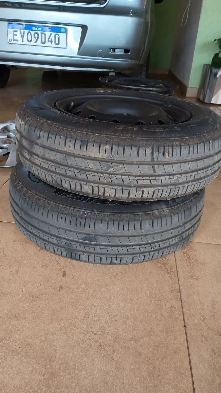 Rodas Fiat 14 com pneus e calotas