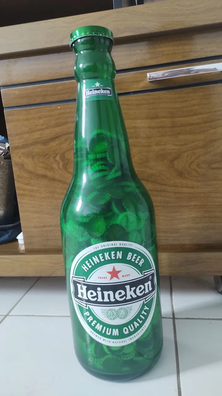Garrafa decorativa Heineken - Arte com tampinhas