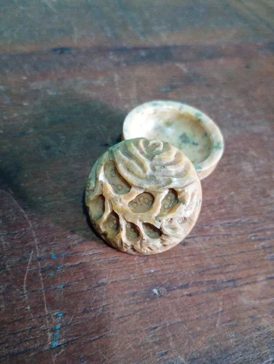 Antigo porta jóias esculpido em pedra <br><br>3 cm - Foto 3