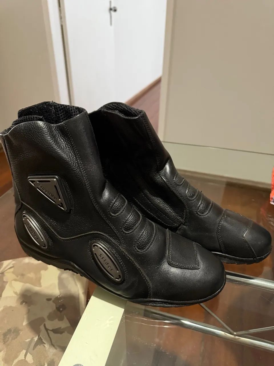 Botas de Couro Preto - Estilo e Conforto - Foto 5