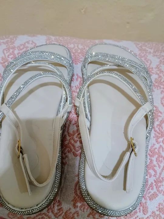 Sandálias brancas com pedrarias