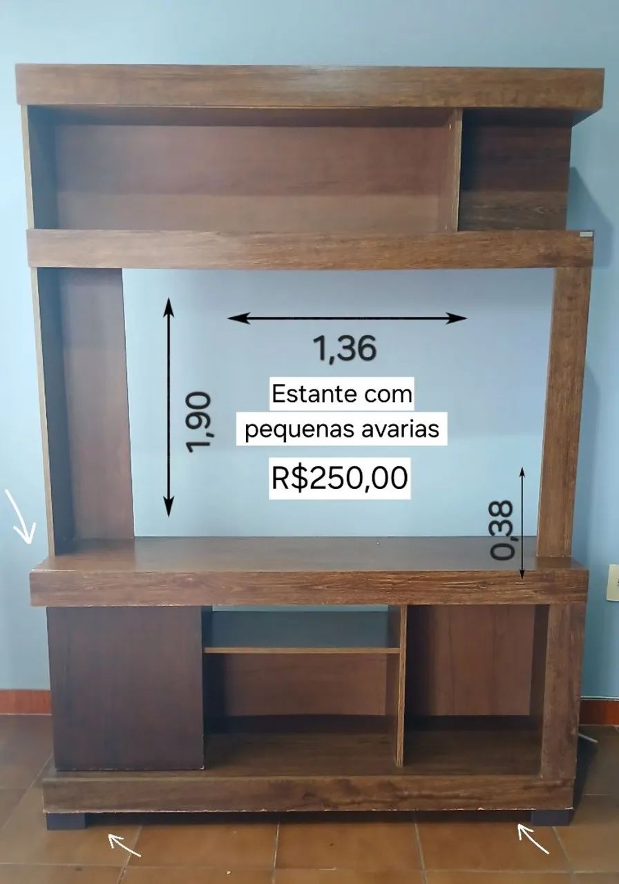 Estante com pequenas avarias