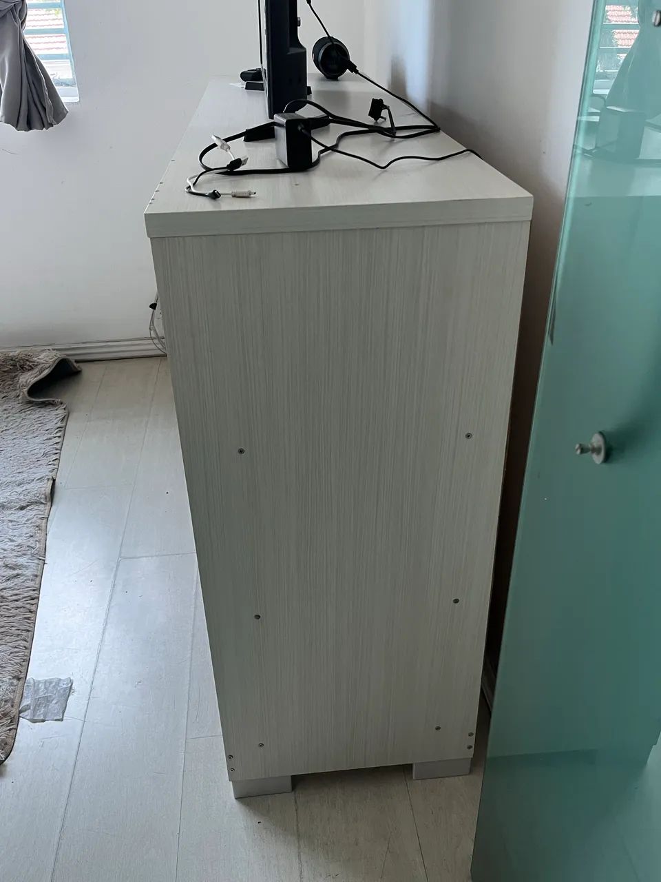 Cômoda para quarto MDF, 3 gavetas + porta, cinza e branco - ótimo estado - Foto 3