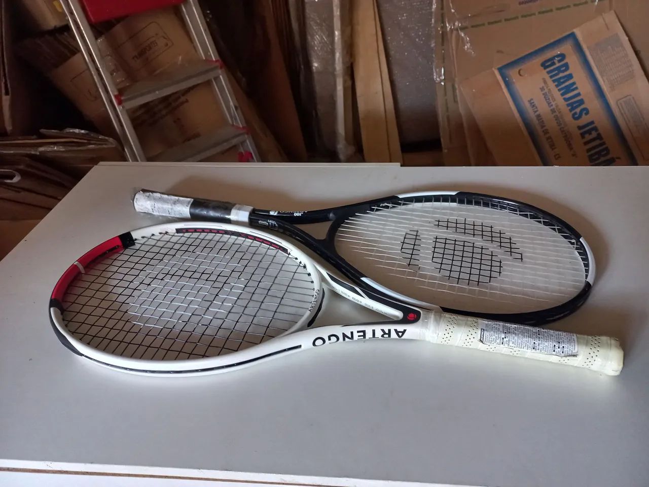 Vendo um par de raquete de tênis original mais 4 caixas bolas 