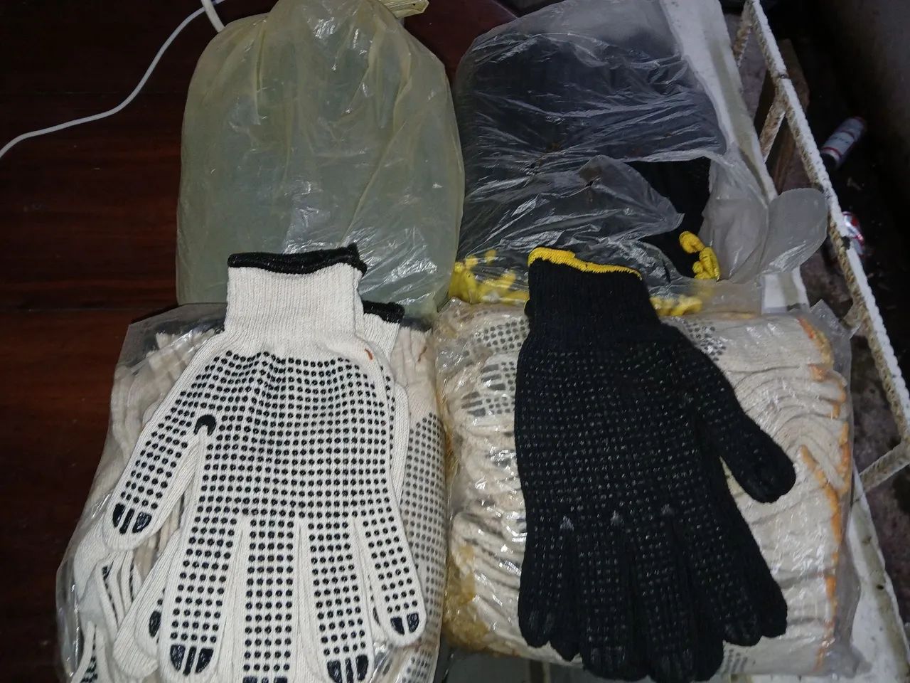 Vendo 96 pares de luvas piigementas...24 brancas e 72 pretas - Foto 2