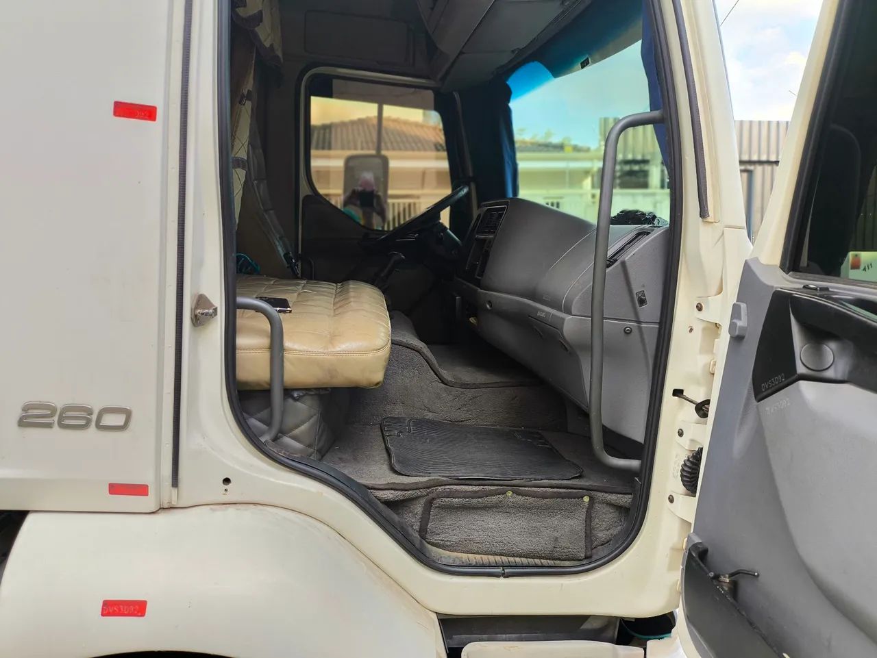 VENDO OU TROCO POR IMOVEL VOLVO VM 260 2011 PLATAFOR GUINCHO BITRUCK - Foto 11
