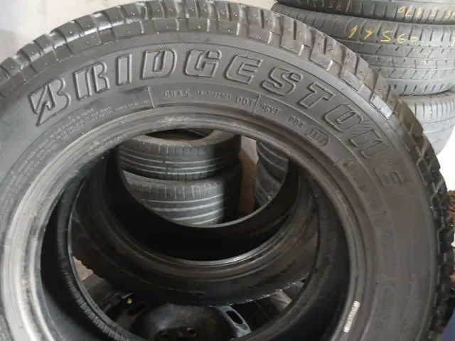 Par de pneus Bridgestone 205/70/15 Semi-novo - Foto 2