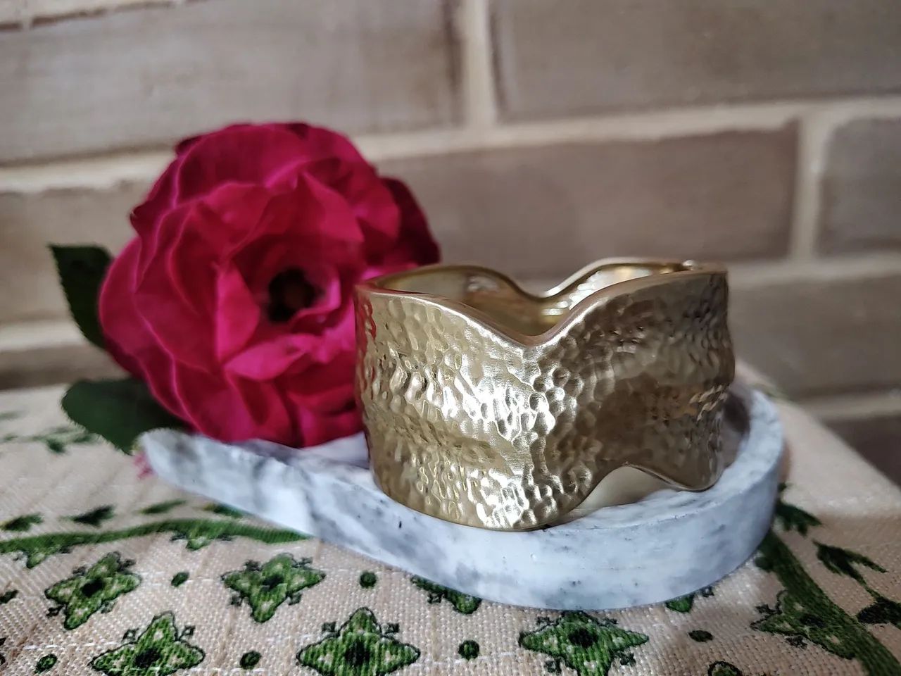 Bracelete com design elegante folheado em ouro 18k 