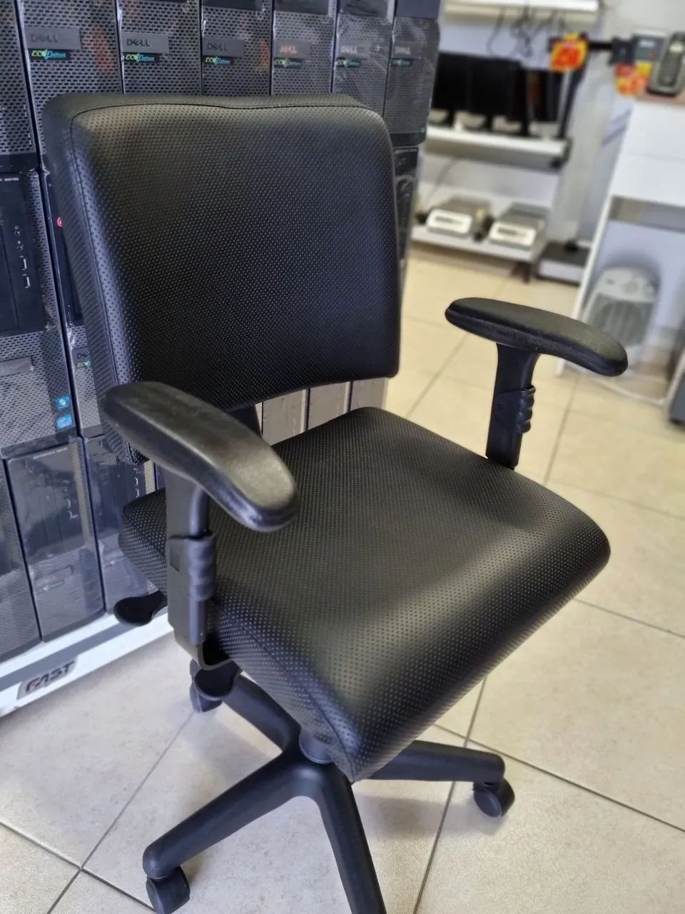 Cadeira de Escritório Ergonômica Preta com Apoio de Braços.  - Foto 3