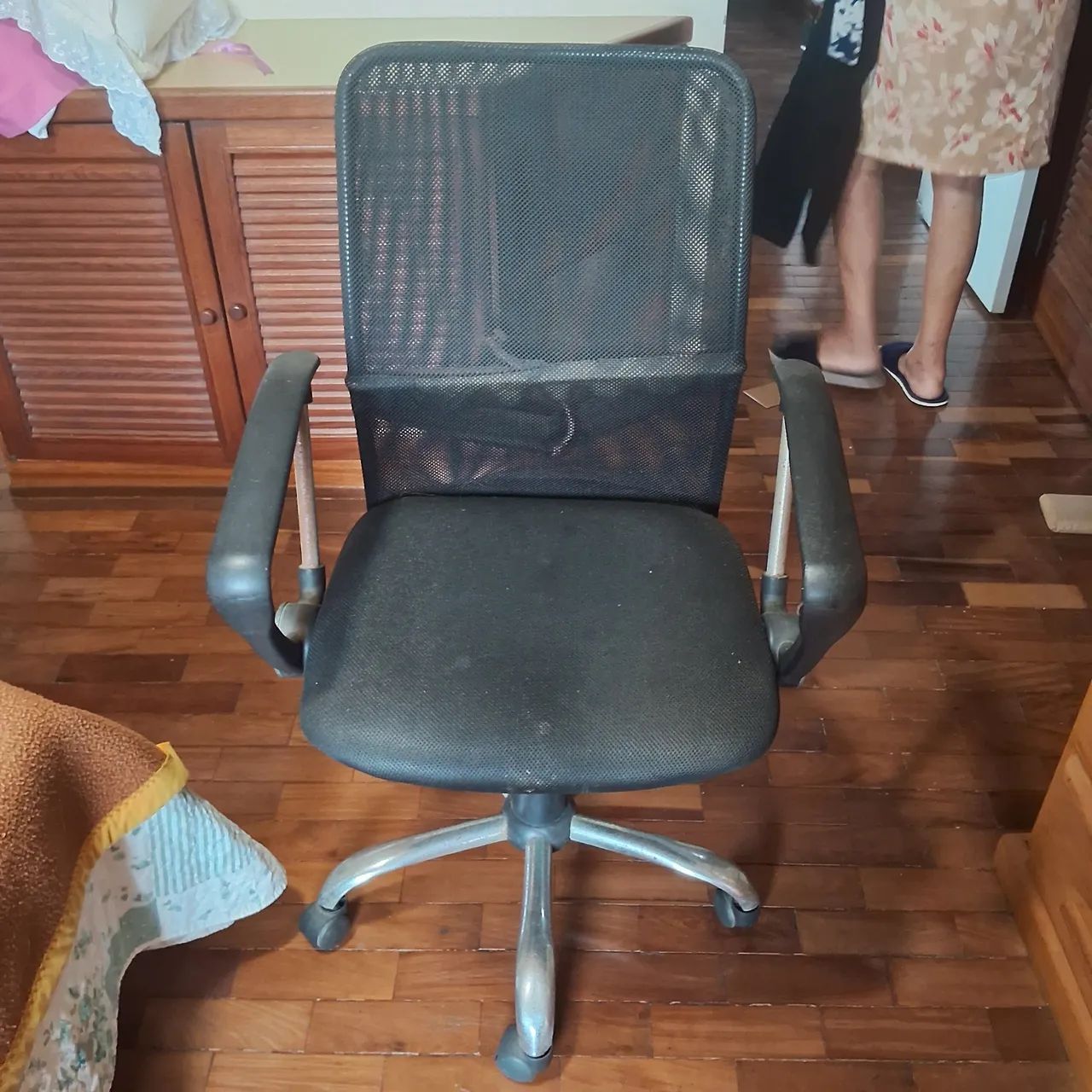 2 Cadeiras escritório preta com rodinhas 