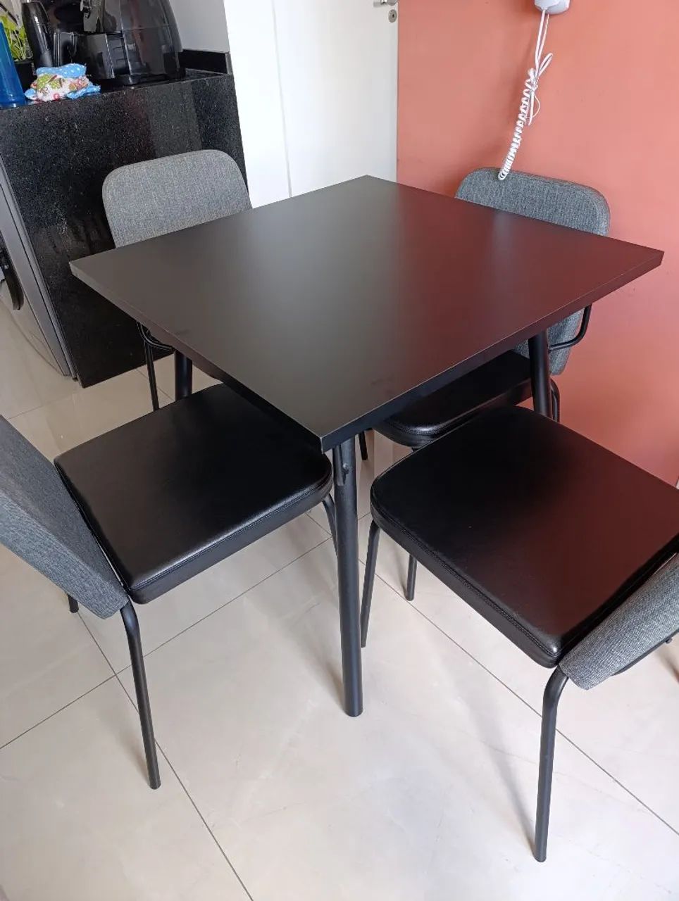 Conjunto de Mesa com Cadeiras