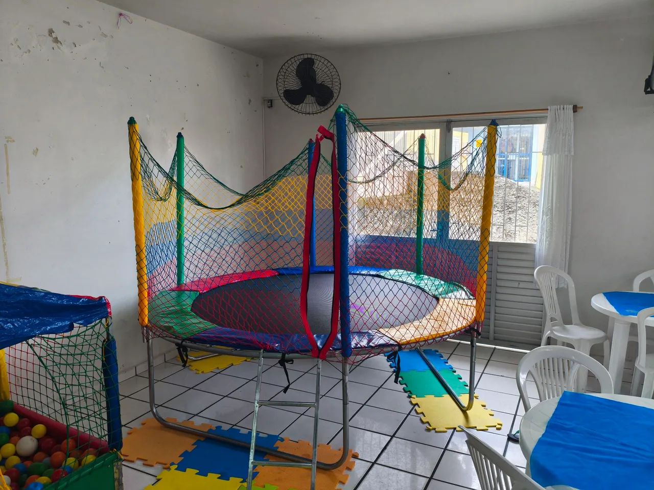 Aluguel de brinquedos, cama elástica e piscina de pebolim. - Foto 3