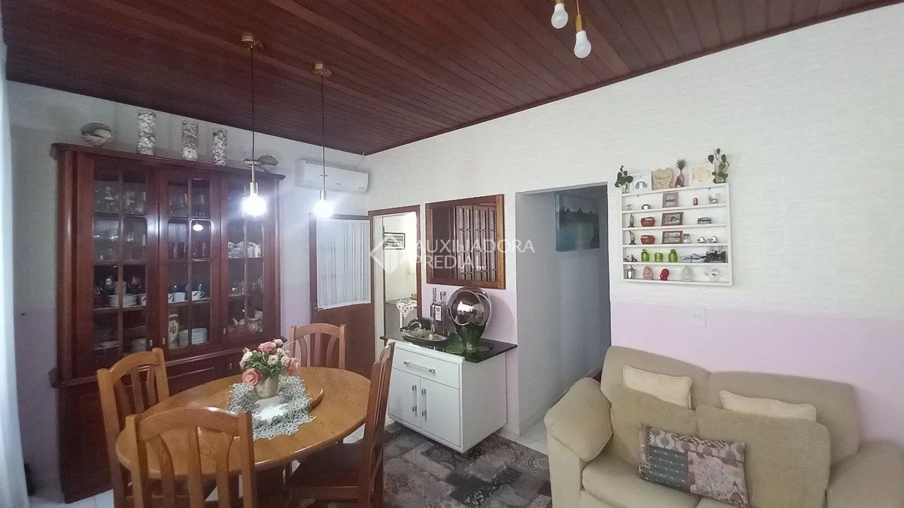 RESIDÊNCIA IMPECÁVEL COM 4 DORMITÓRIOS + EDÍCULA NA AGRONÔMICA - Foto 4