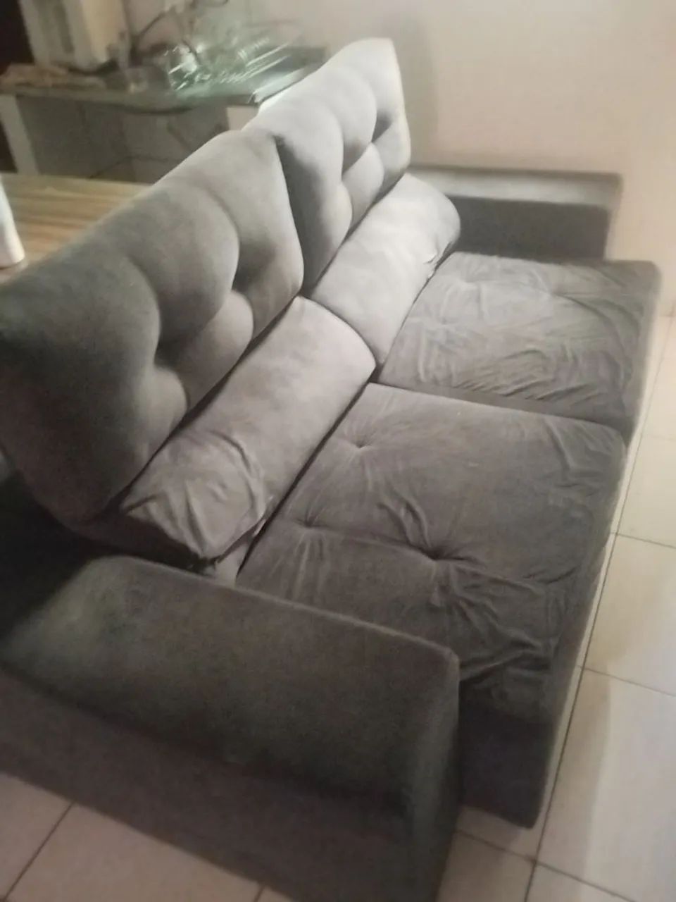 Sofá retrátil conservado 