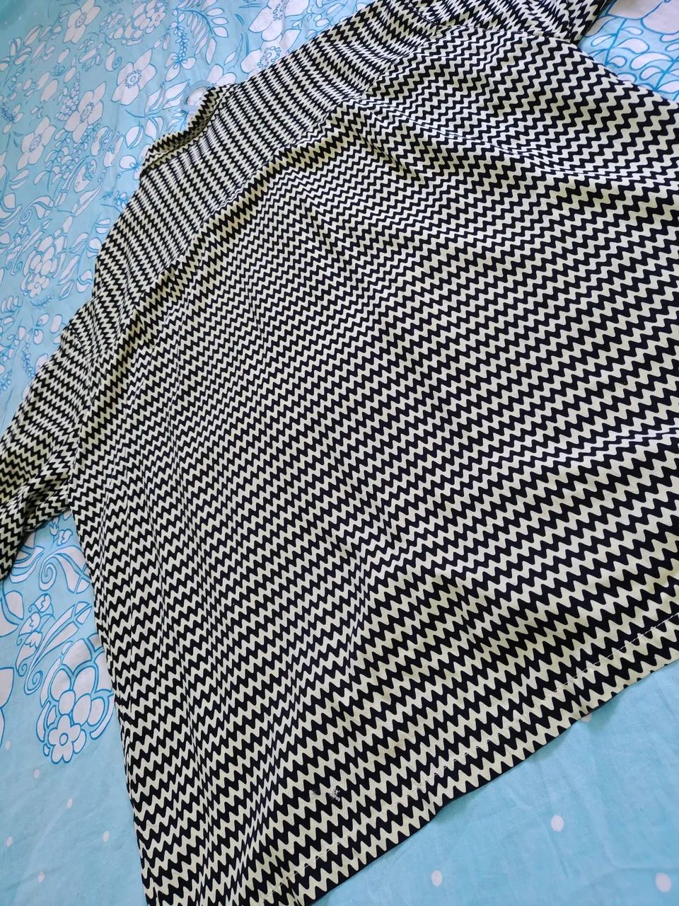 Camisa com padrões serrilhados - Foto 3