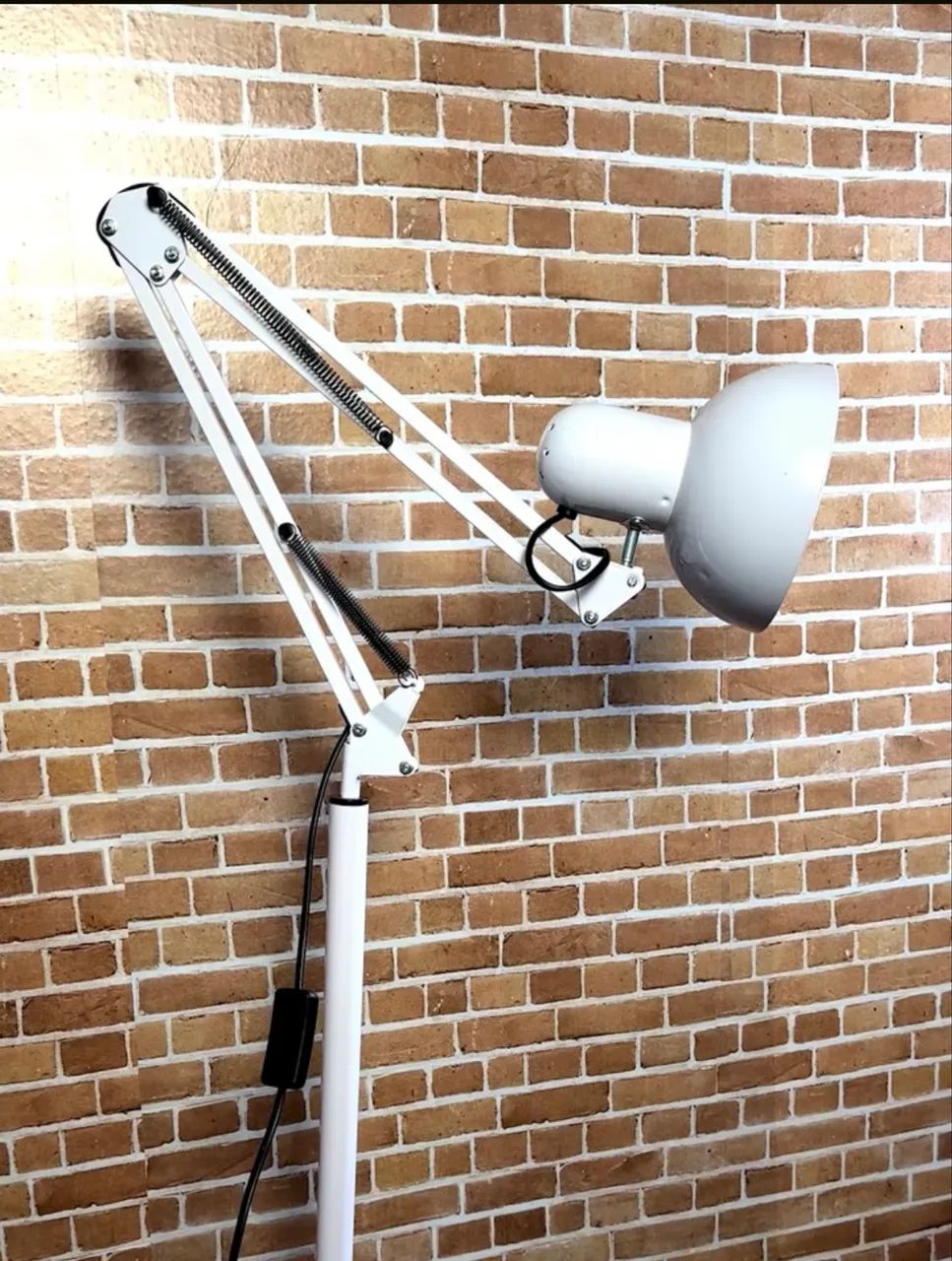 Luminária de pé branca nova na caixa