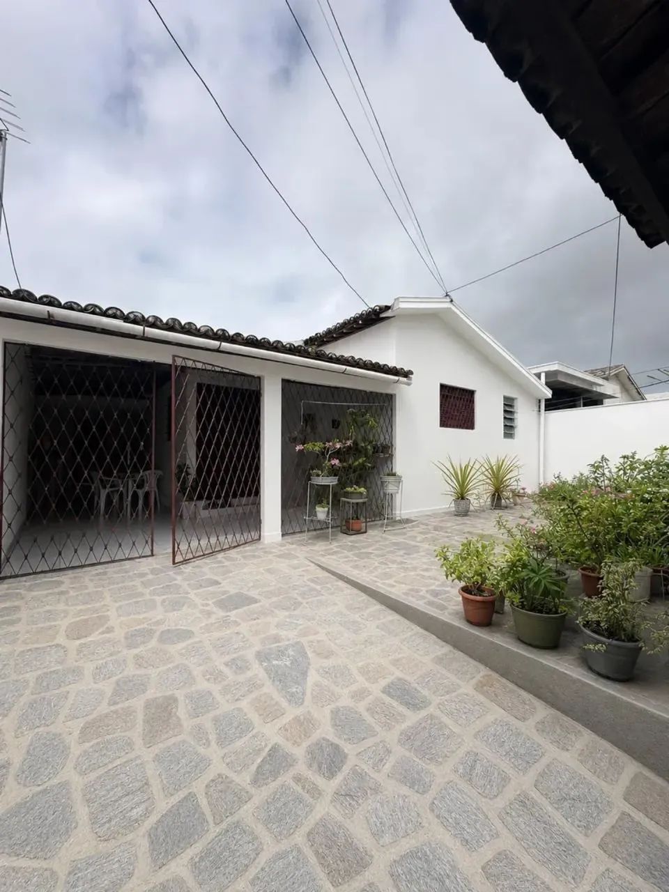 3 quartos, 3 suites, rua calcada proximo a principal