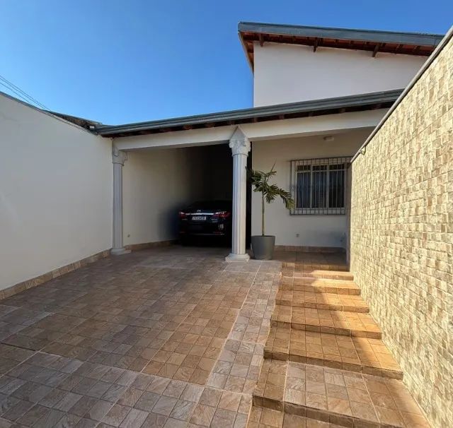 Casa ampla com 3 dormitórios, sala acoplada e garagem coberta - Foto 2