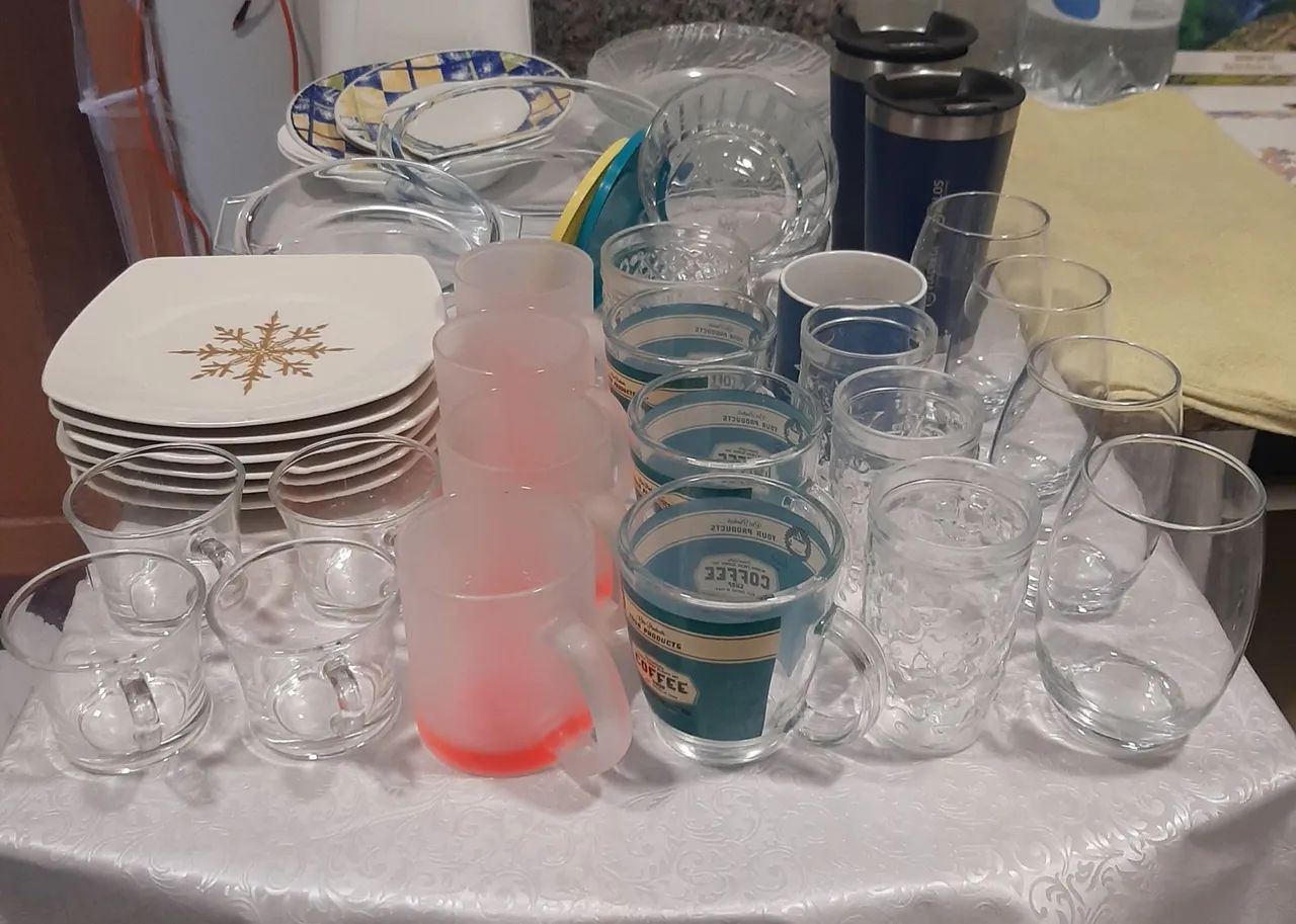 Vendo conjunto de pratos xícaras e copos, pouco usados. Ganhe de brinde 2 copos de ínox. - Foto 3