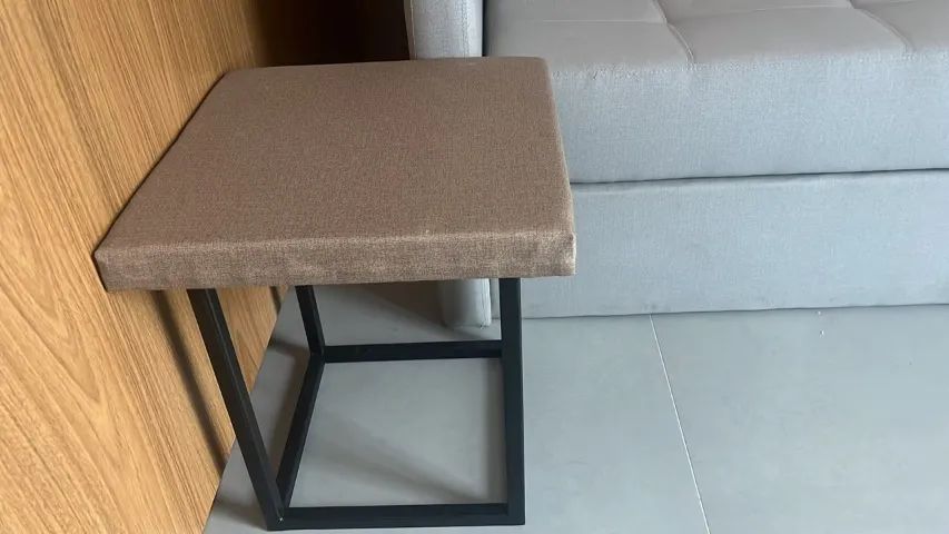 Sofá retrátil cinza-claro + 2 banquetas estofadas. Excelente estado. - Foto 3